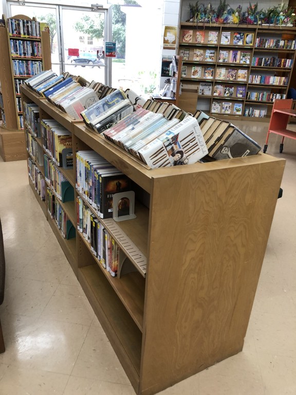 Item#22 3 tier Book Shelf wtop shelf.jpg